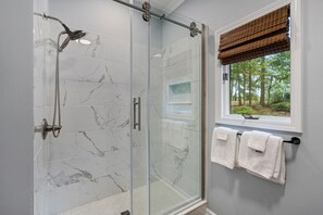 Dusche, Haartrockner, Handtücher
