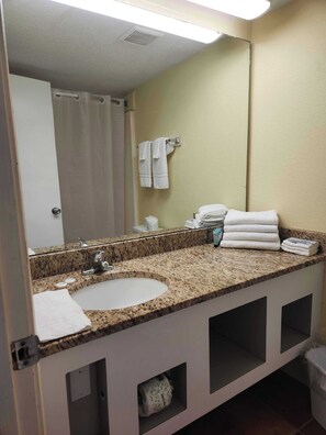 Combined shower/tub, hair dryer, towels