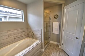 Combined shower/bathtub, shampoo - Barefoot Bungalow #9 - Pool, Hot Tub, and Lake Access (Garden City)