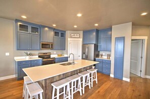 Fridge, microwave, oven, stovetop - Barefoot Bungalow #9 - Pool, Hot Tub, and Lake Access (Garden City)