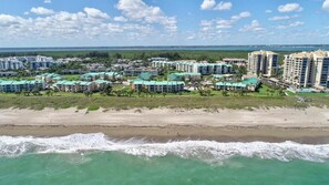 Sulla spiaggia, lettini da mare, teli da spiaggia