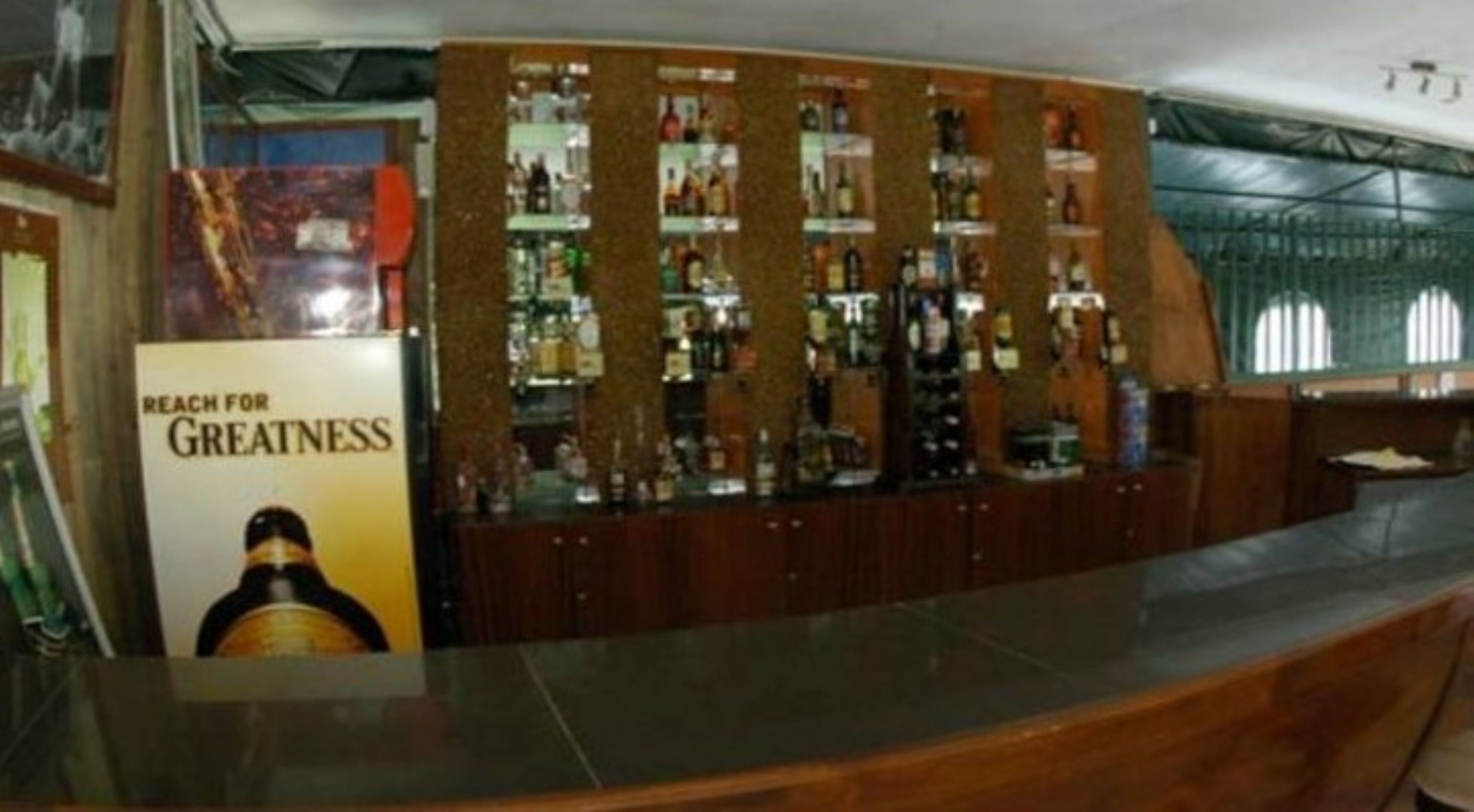 Bar (trong khuôn viên)