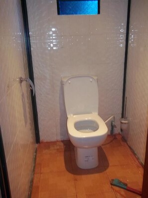 Småhus | Bad | Dusj, regndusjhode, toalettartikler (inkludert) og håndklær