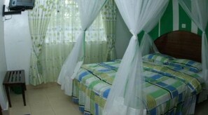 Escritorio, wifi gratis y ropa de cama 