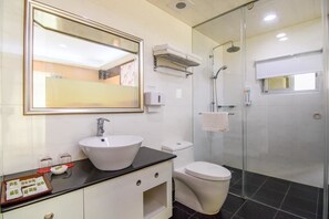 Shower, rainfall showerhead, free toiletries, hair dryer