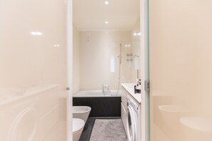 Combined shower/bathtub, deep-soaking bathtub, rainfall showerhead - Hemeras Boutique House Aparthotel Castello (Milan)