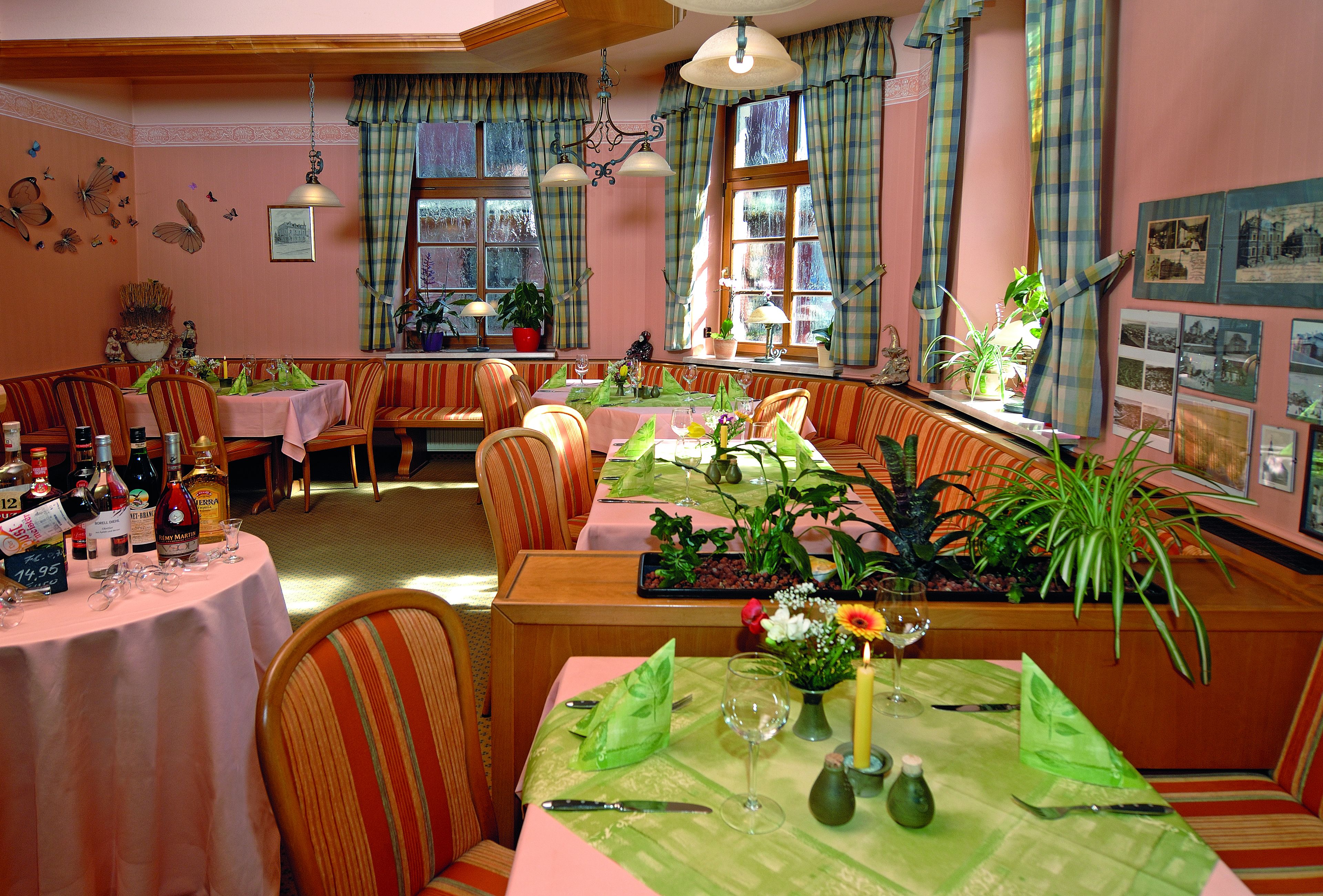 Tägliches Frühstücksbuffet (13.5 EUR pro Person)