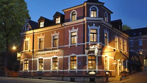 A historic hotel with a prominent tower and multiple windows, featuring a sign that reads "HOTEL ZUR POST". - Landhotel zur Post (Schoenheide)
