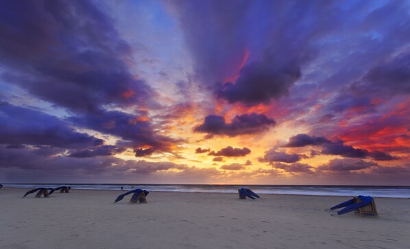 靠近海滩、沙滩椅、沙滩毛巾