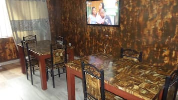 S'hi serveixen esmorzars, dinars i sopars