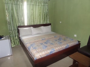 Desk, free WiFi, bed sheets - Terris Hotel and Suites (Lagos)
