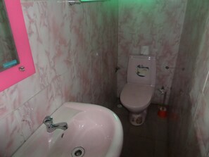Double Room | Bathroom | Shower, towels, soap, toilet paper - Terris Hotel and Suites (Lagos)