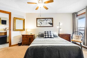 2 bedrooms, iron/ironing board, free Internet, bed sheets