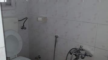 Hair dryer, bidet, towels, shampoo