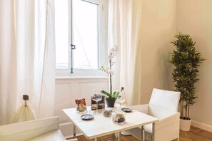 Apartamento luxo, 2 quartos | Opções para refeição no quarto