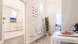Deluxe-Apartment, 2 Schlafzimmer | Essbereich im Zimmer