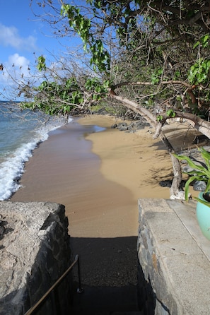 Plage, chaises longues, serviettes de plage