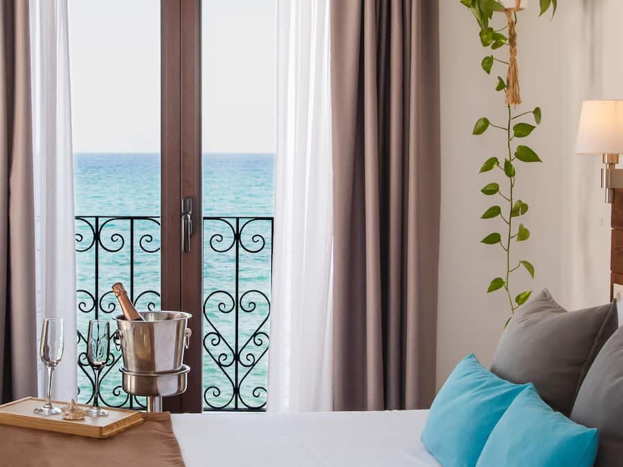 In-room safe, soundproofing, free WiFi, bed sheets