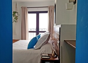 In-room safe, soundproofing, free WiFi, bed sheets - Hostal Casa del Mar (Altea)