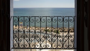 A view through a wrought iron gate with a clear sky and calm sea. - Hostal Casa del Mar (Altea)