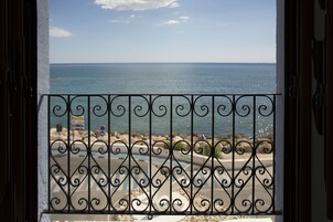 In-room safe, soundproofing, free WiFi, bed sheets