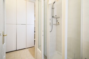 Apartment, 1 Schlafzimmer | Dusche im Bad