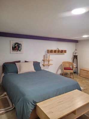 1 室のベッドルーム、デスク、WiFi (無料)、ベッドシーツ