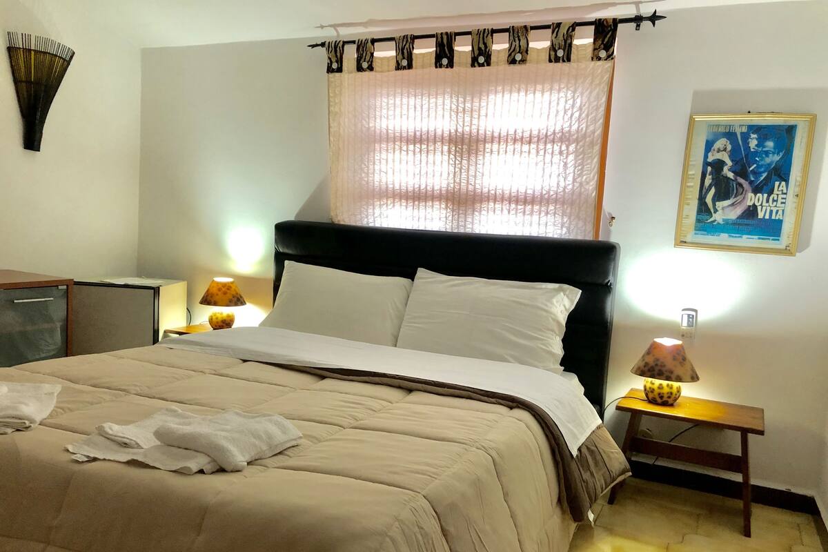 Tabla de planchar con plancha, wifi gratis y ropa de cama
