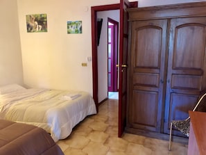 Quarto duplo econômico, banheiro compartilhado | Ferros/tábuas de passar roupa, Wi-Fi de cortesia, roupa de cama
