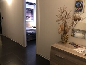 Romantisk townhouse, 1 queensize-seng | Strykejern/-brett, wi-fi (inkludert) og sengetøy