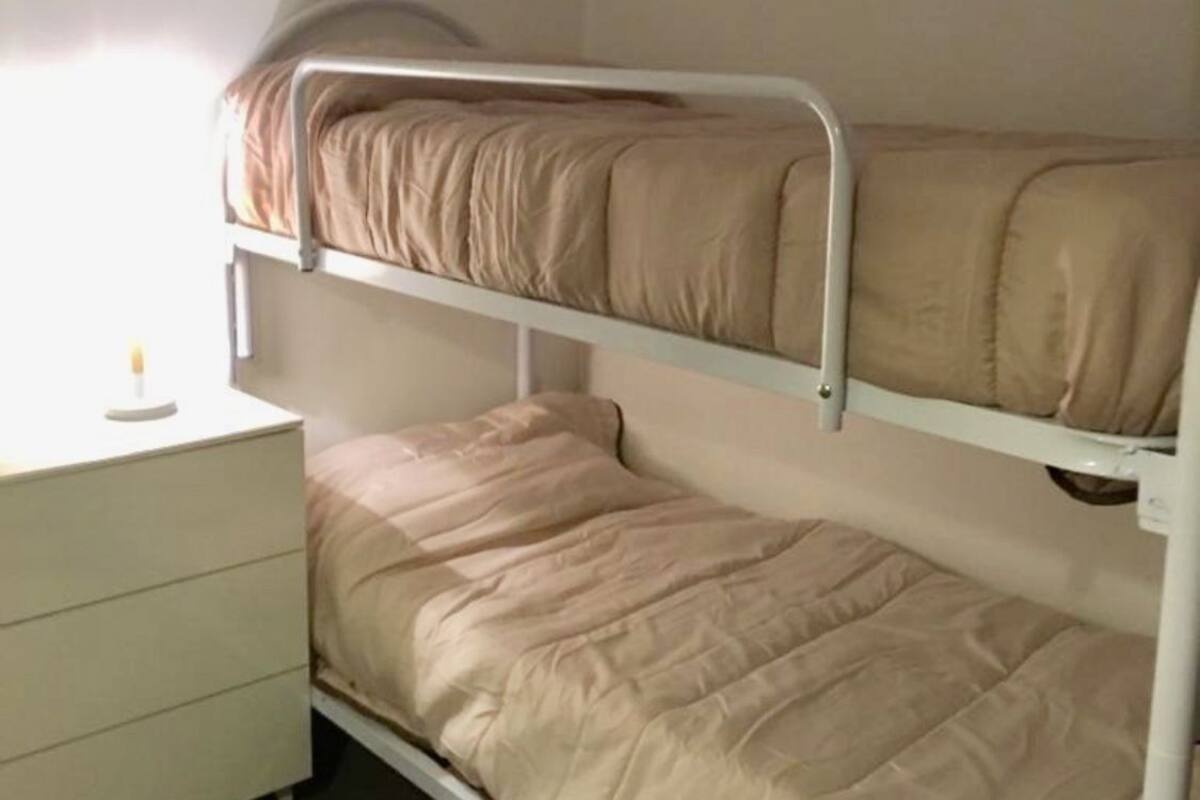 Tabla de planchar con plancha, wifi gratis y ropa de cama