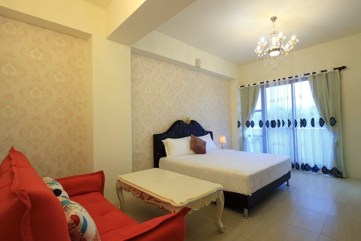 1 bedroom, premium bedding, down comforters, desk