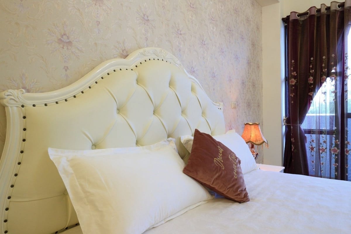 1 bedroom, premium bedding, down comforters, desk