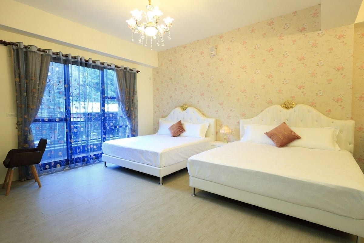 1 bedroom, premium bedding, down comforters, desk