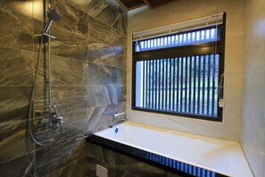 Articles de toilette gratuits, sèche-cheveux, chaussons