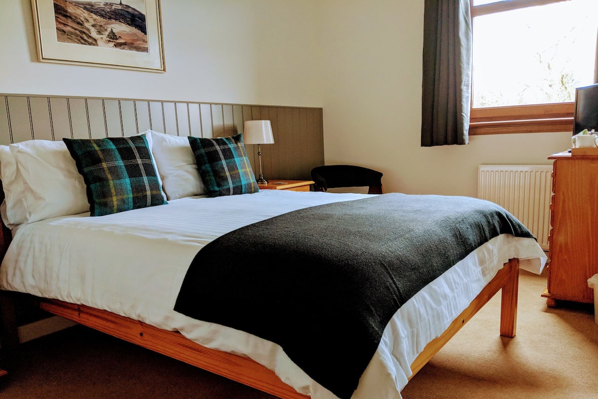 Double Room, 1 Double Bed | Individually decorated, individually furnished, iron/ironing board