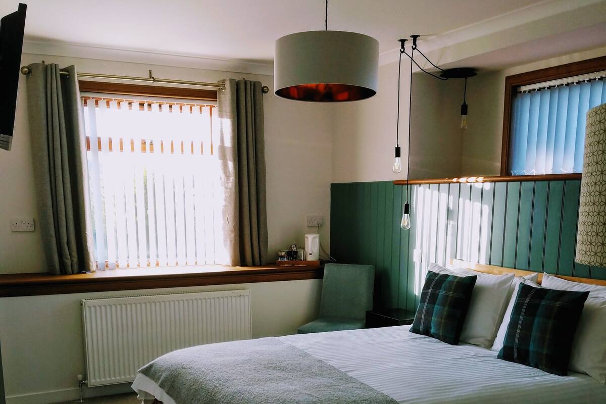 Double Room, 1 King Bed, Hill View | Individually decorated, individually furnished, iron/ironing board