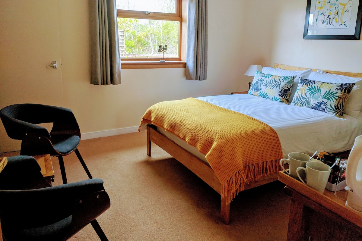 Double Room, 1 Double Bed, Ground Floor | Individually decorated, individually furnished, iron/ironing board