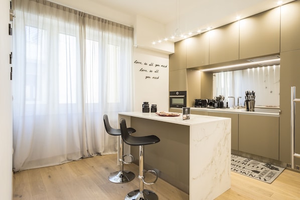 Appartement, 2 chambres | Cuisine privée | Grand réfrigérateur, micro-ondes, four, plaque de cuisson