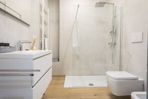 Apartment, 2 Schlafzimmer | Badezimmer | Dusche, Regendusche, kostenlose Toilettenartikel, Haartrockner