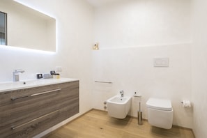 Apartment, 2 Bedrooms | Bathroom | Shower, rainfall showerhead, free toiletries, hair dryer