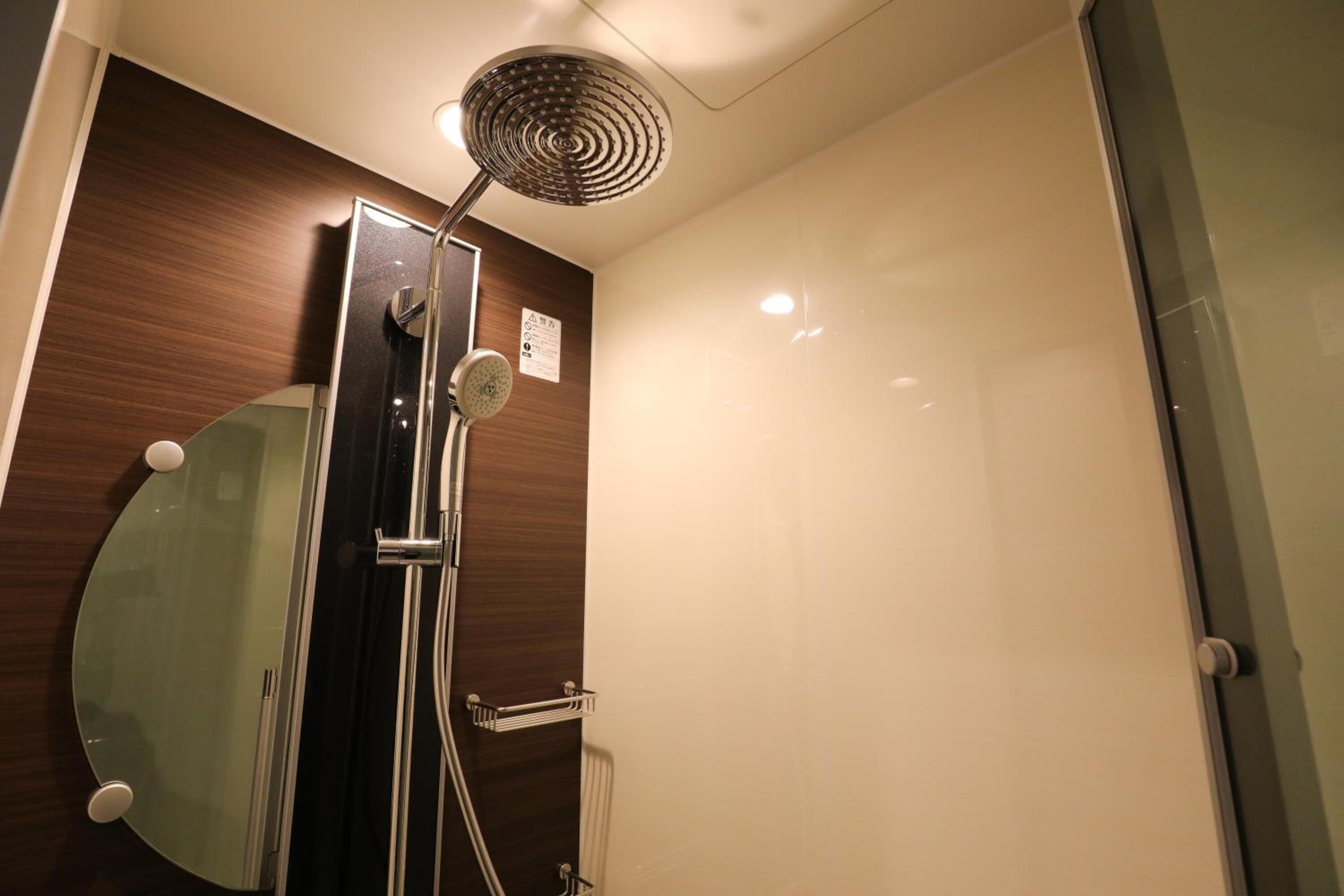 Shower, rainfall showerhead, free toiletries, hair dryer