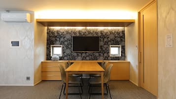 Junior Suite | Living area | Flat-screen TV