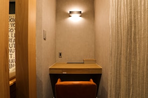 Junior Suite | Meja, ruang kerja komputer riba, Wi-fi percuma