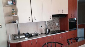 Coffee/tea maker, fridge, microwave, oven - Lalela House (Johannesburg South)