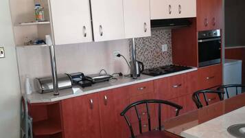 Fridge, microwave, oven, coffee/tea maker