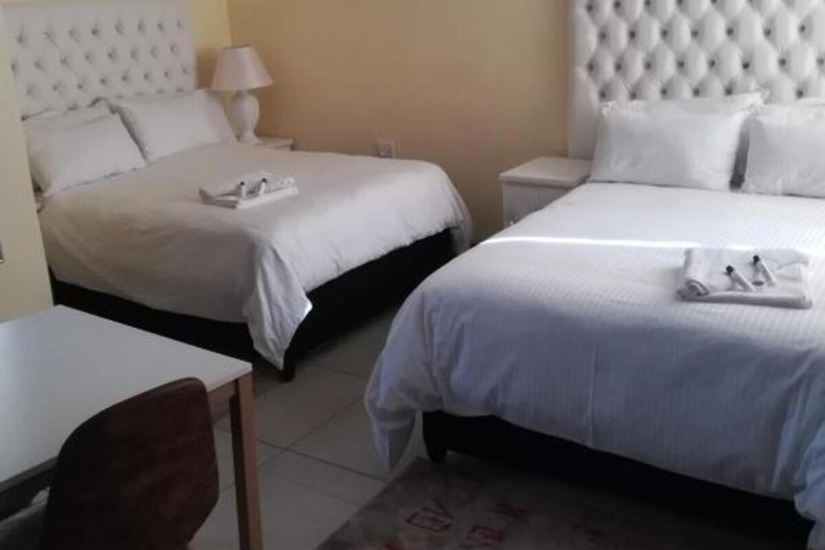 Cortinas opacas, tabla de planchar con plancha, wifi gratis