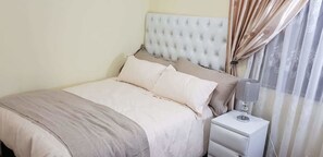 Blackout curtains, iron/ironing board, free WiFi, bed sheets - Lalela House (Johannesburg South)