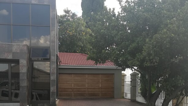 Exterior - Lalela House (Johannesburg South)