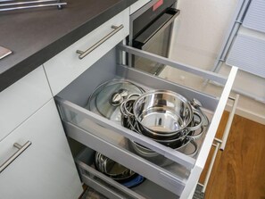 ثلاجة، فرن، غسالة أطباق، مستلزمات طهي/أطباق/أوعية